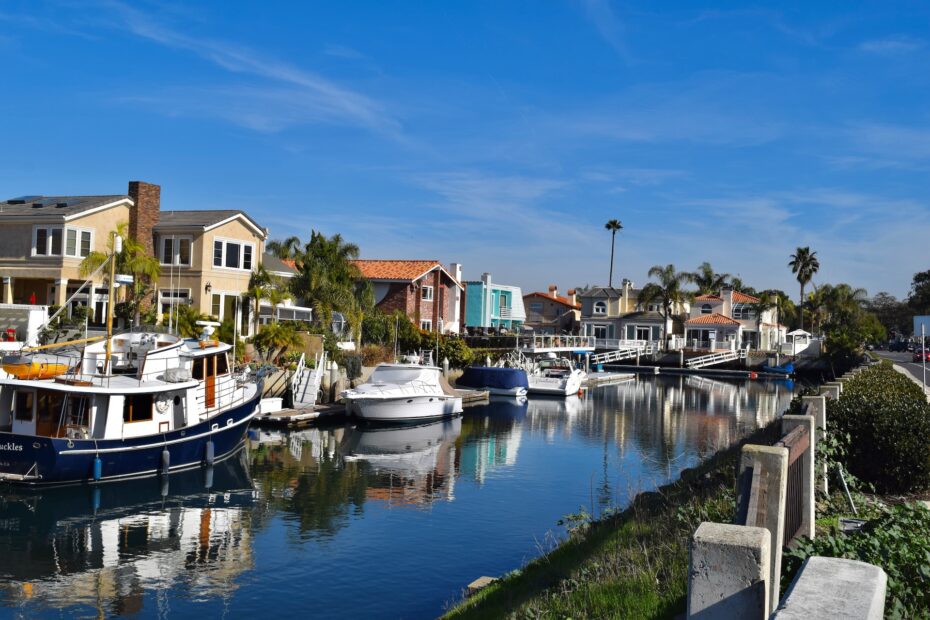 Window Cleaning in Oxnard - picture of houses and boats on the Oxnard canals