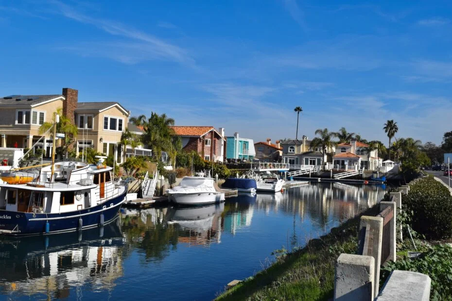 Window Cleaning in Oxnard - picture of houses and boats on the Oxnard canals